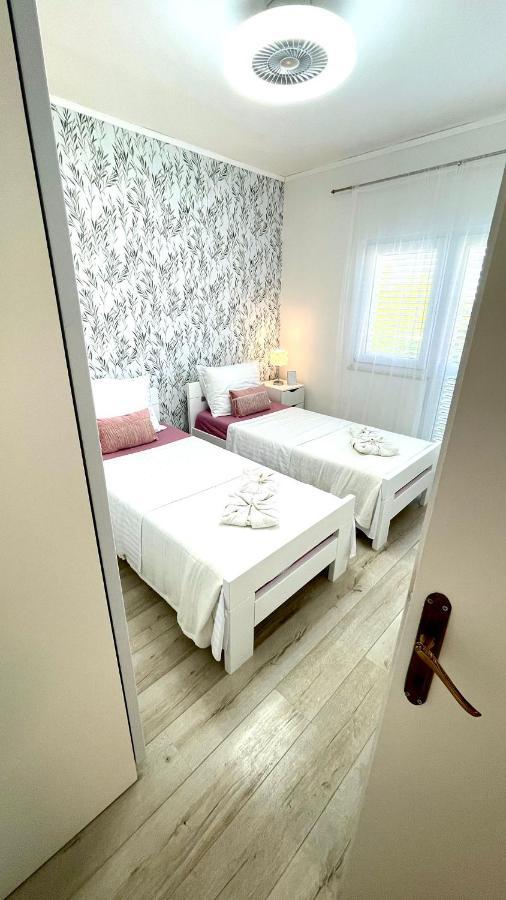 Apartment For 6 + Free Parking Place ザダル エクステリア 写真